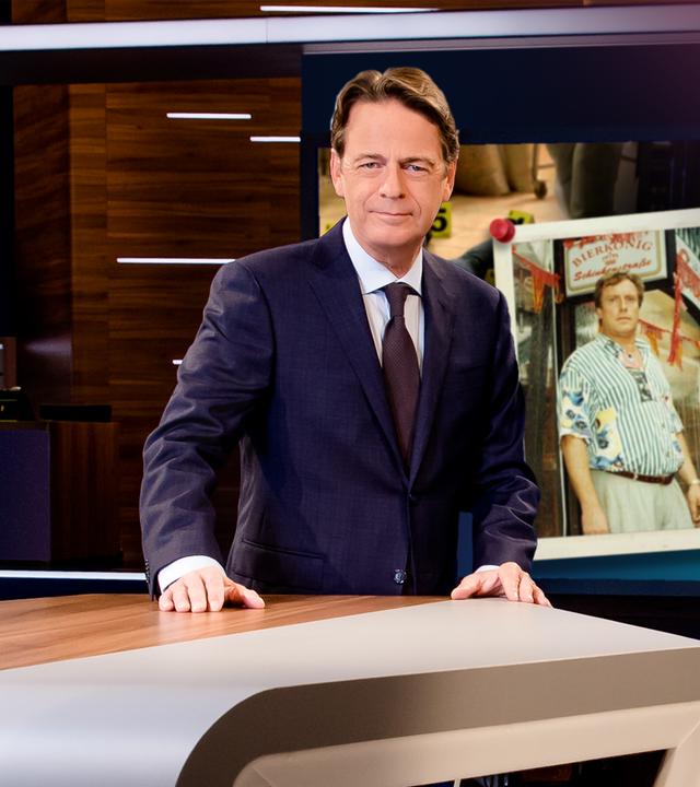 "Aktenzeichen XY... International vom 07. Oktober 2026": Moderator Rudi Cerne steht im Studio, im Hintergrund ein Bildschirm, auf dem ein Fall der Sendung abgebildet ist.