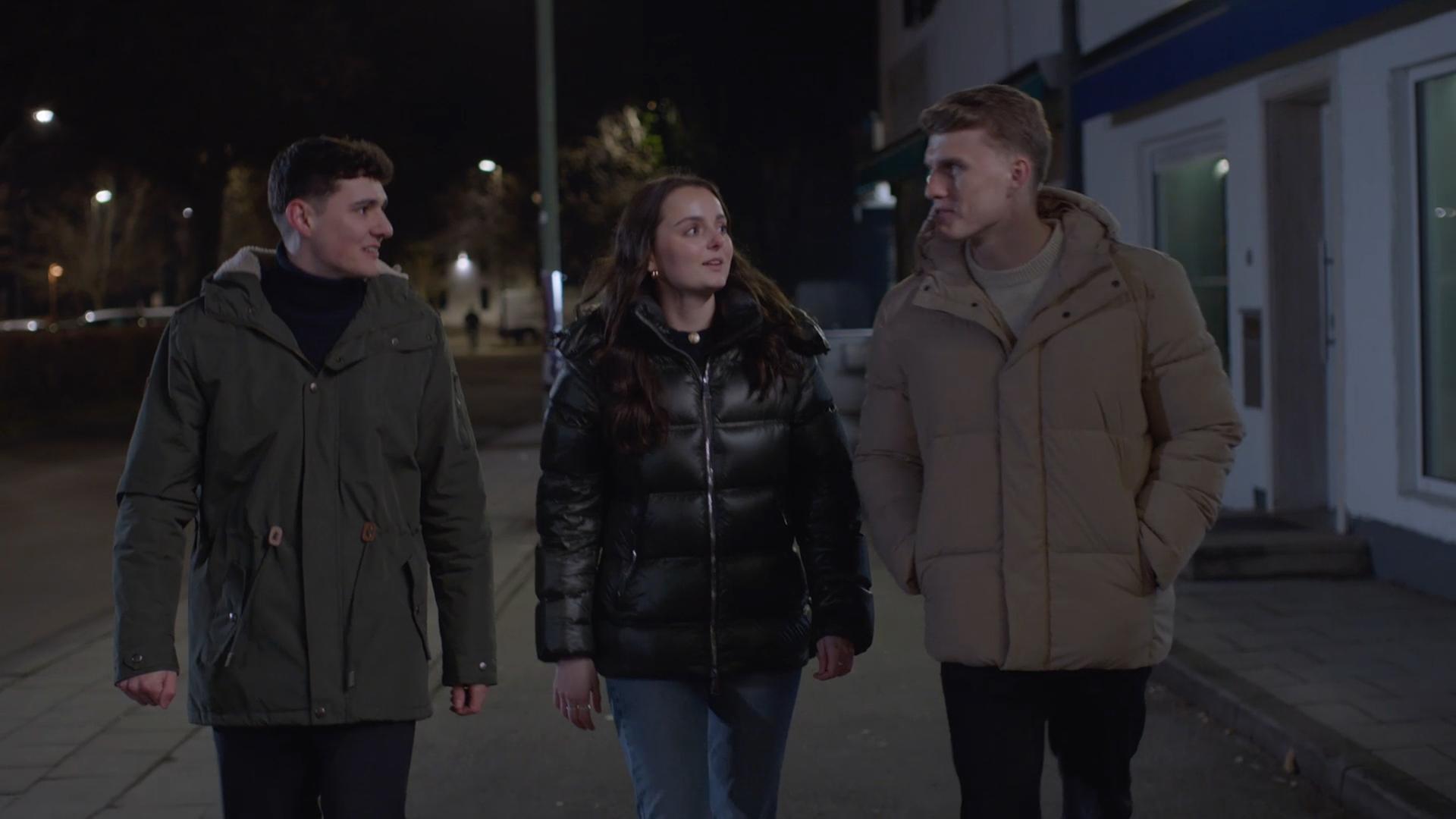 "XY-Preis 2025: Vergewaltigung verhindert": Die Nomierten Elias Linz, Emma Tuscher und Paul Georg gehen nachts in einer nachgestellten Szene eine gemeinsam eine Straße hinunter. 