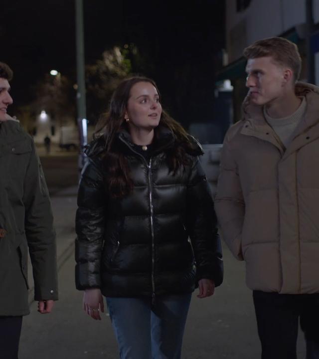 "XY-Preis 2025: Vergewaltigung verhindert": Die Nomierten Elias Linz, Emma Tuscher und Paul Georg gehen nachts in einer nachgestellten Szene eine gemeinsam eine Straße hinunter. 