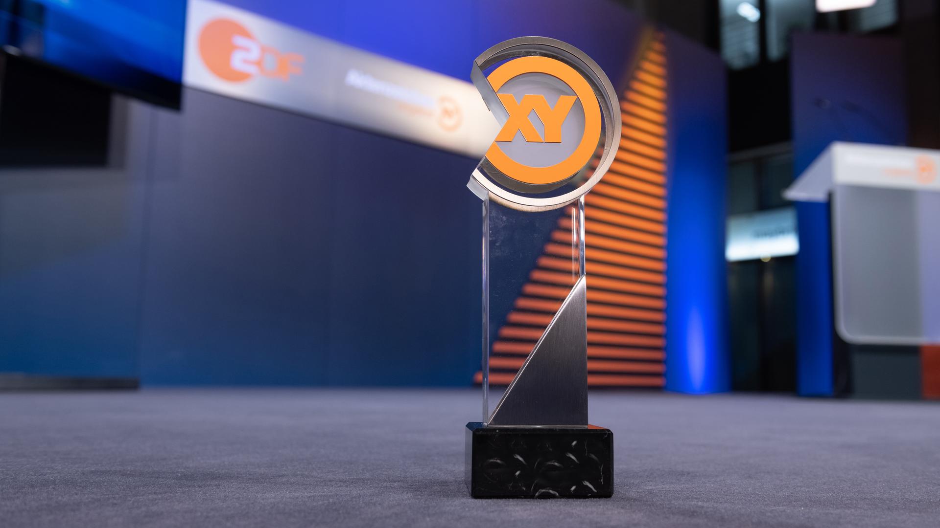 XY-Preis: Statue auf Bühne  