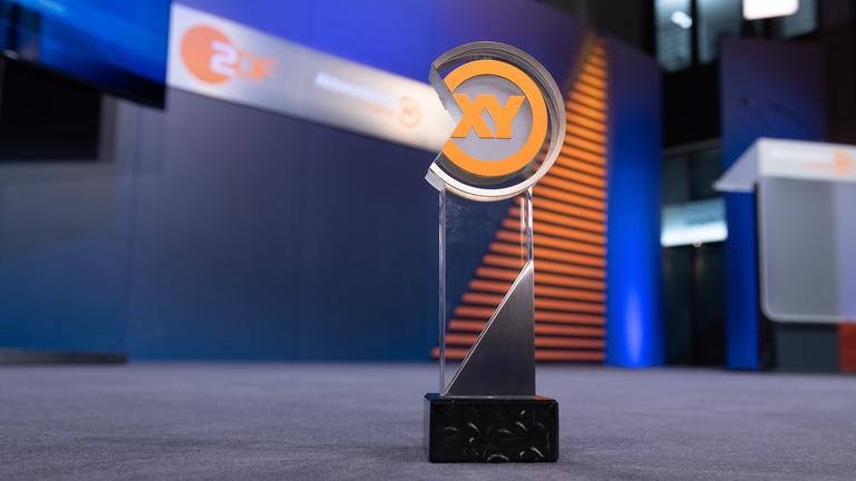 XY-Preis: Statue auf Bühne  