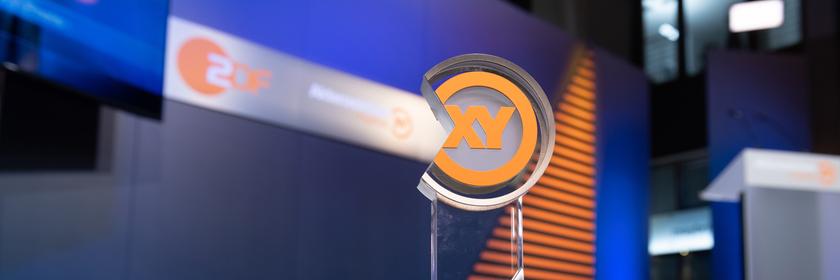 XY-Preis: Statue auf Bühne  