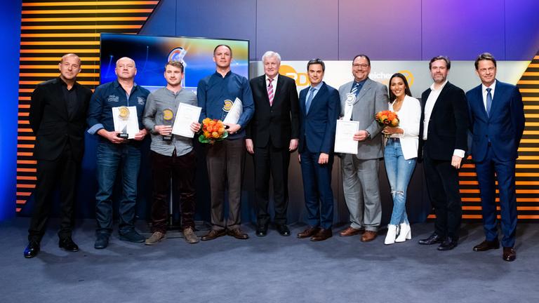 V.l.n.r.: Heino Ferch, Werner Rast, Kevin Rast, Karsten Weisgut, Horst Seehofer, Norbert Himmler,  Georg Köttner, Amy Mußul, Matthias Matschke, Rudi Cerne