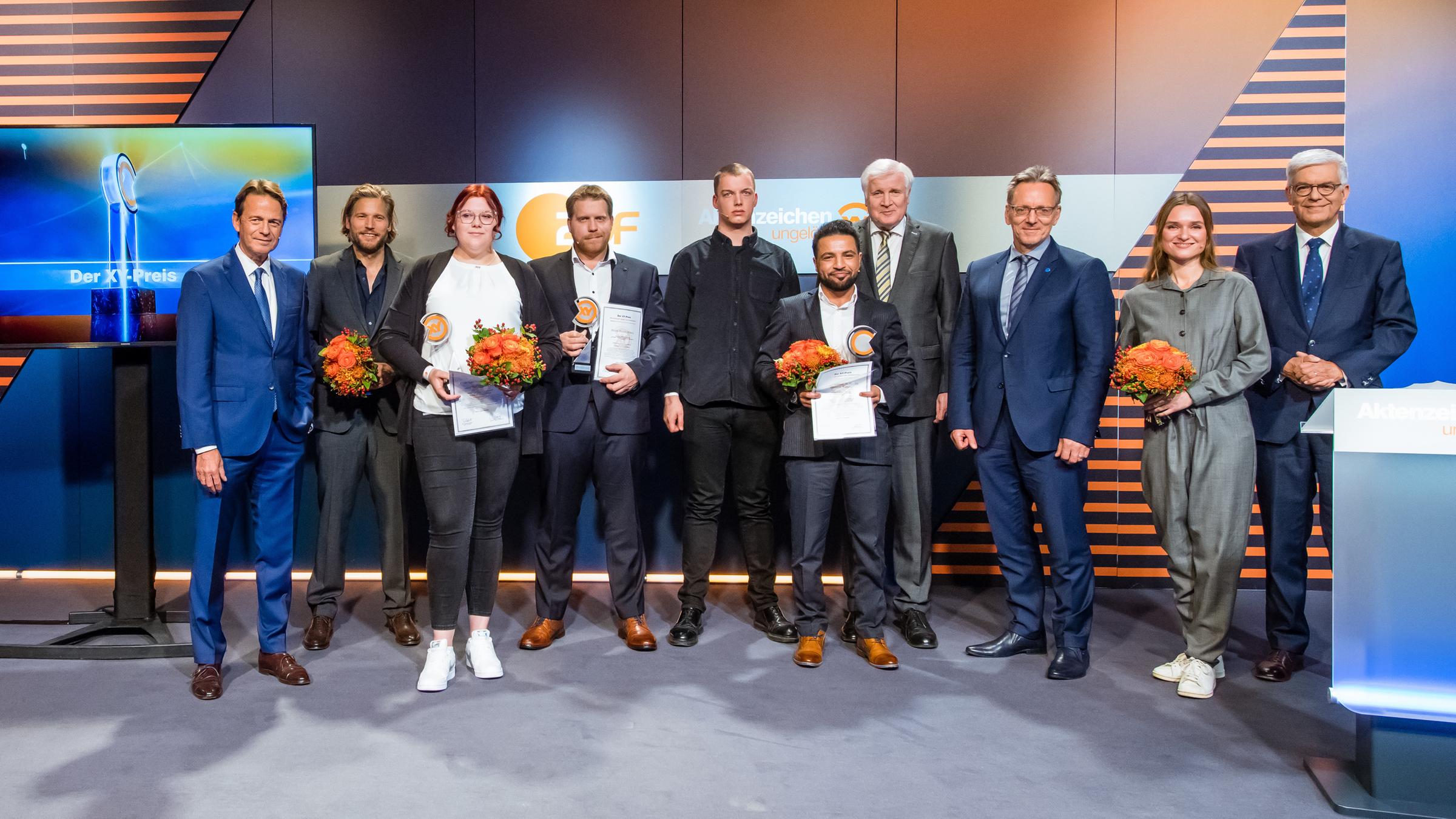 XY-Preis 2021 - Preisverleihung 09.11.2021, Berlin: von links: Rudi Cerne, Sebastian Ströbel, Lea-Sophie Schömer, Dennis Hennig, Nils Rafeldt, Ahmad Al Sheikh Hussein Kames, Horst Seehofer, Holger Münch, Josephin Busch, Thomas Bellut