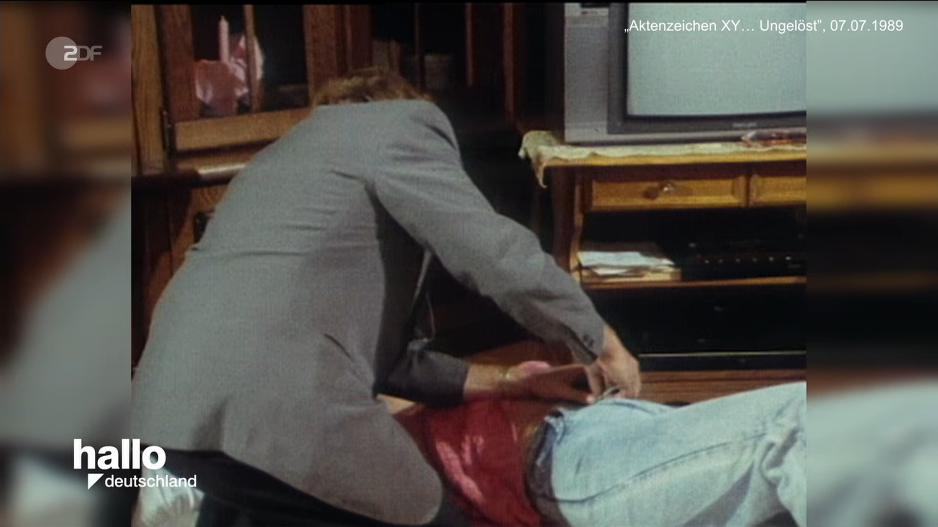 Nachgestellte Szene: Mann fällt über Frau her und fesselt sie.