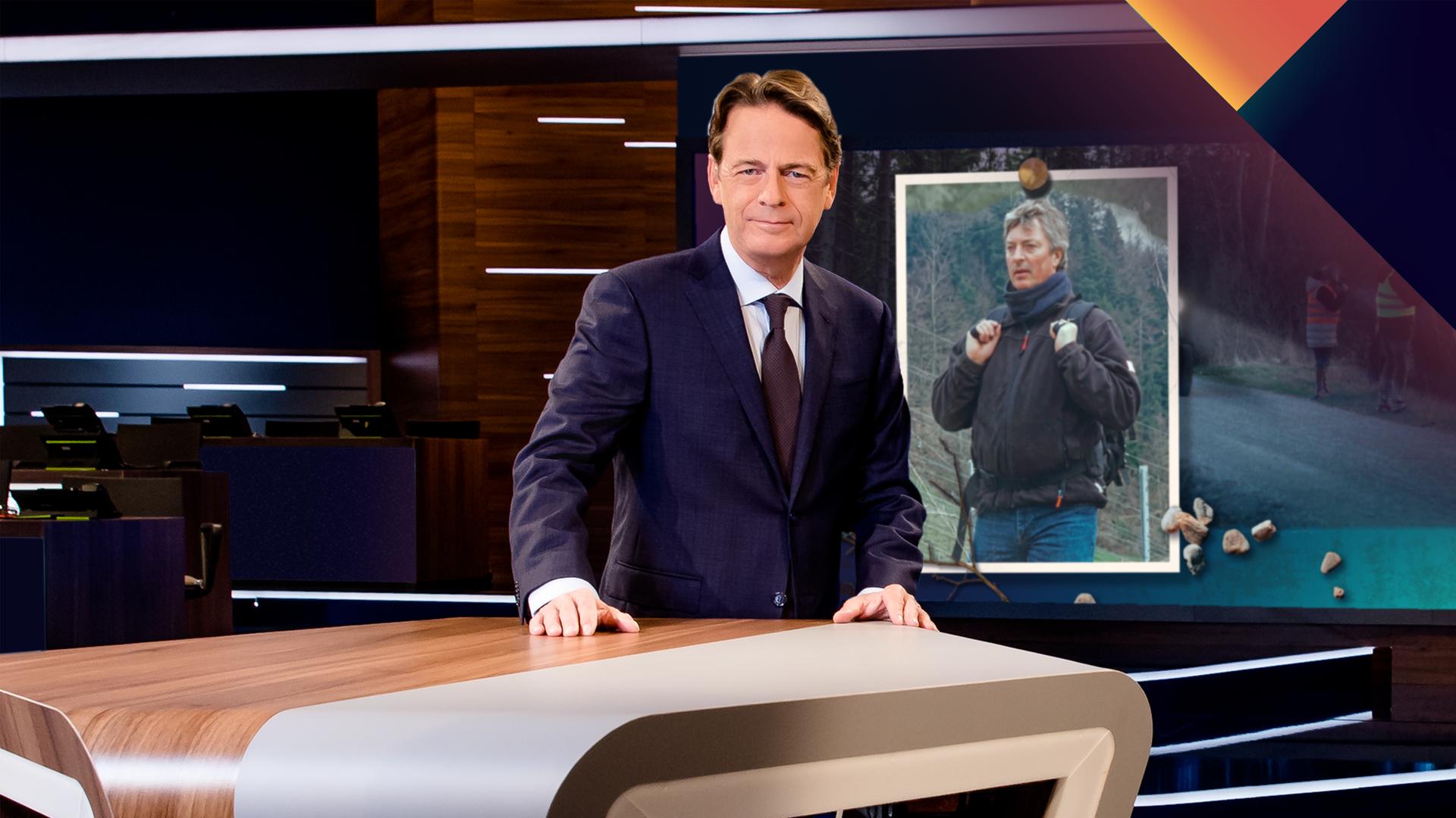 "Aktenzeichen XY... Vermisst vom 08.07.2026": Rudi Cerne steht im Studio, im Hintergrund ein Bildschirm, auf dem ein Fall der Sendung abgebildet ist.