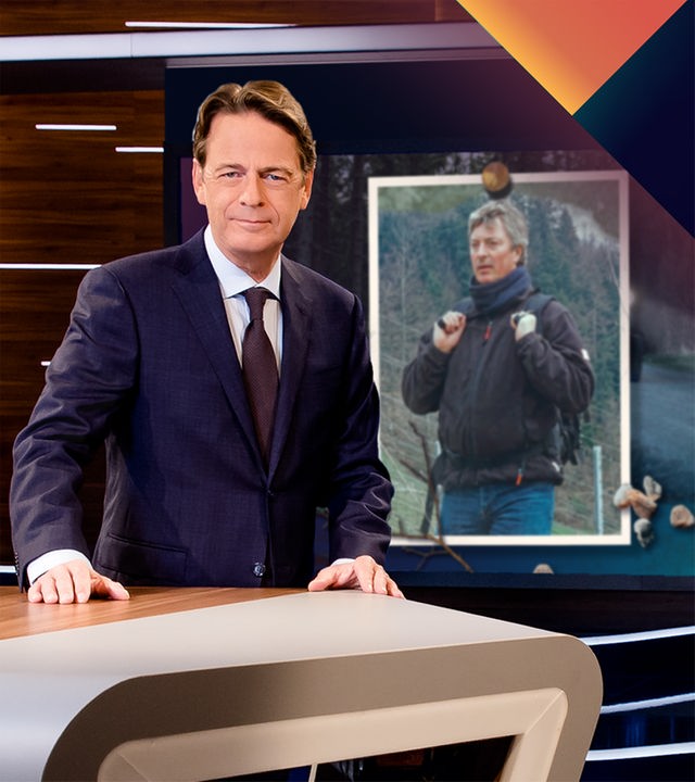 "Aktenzeichen XY... Vermisst vom 08.07.2026": Rudi Cerne steht im Studio, im Hintergrund ein Bildschirm, auf dem ein Fall der Sendung abgebildet ist.