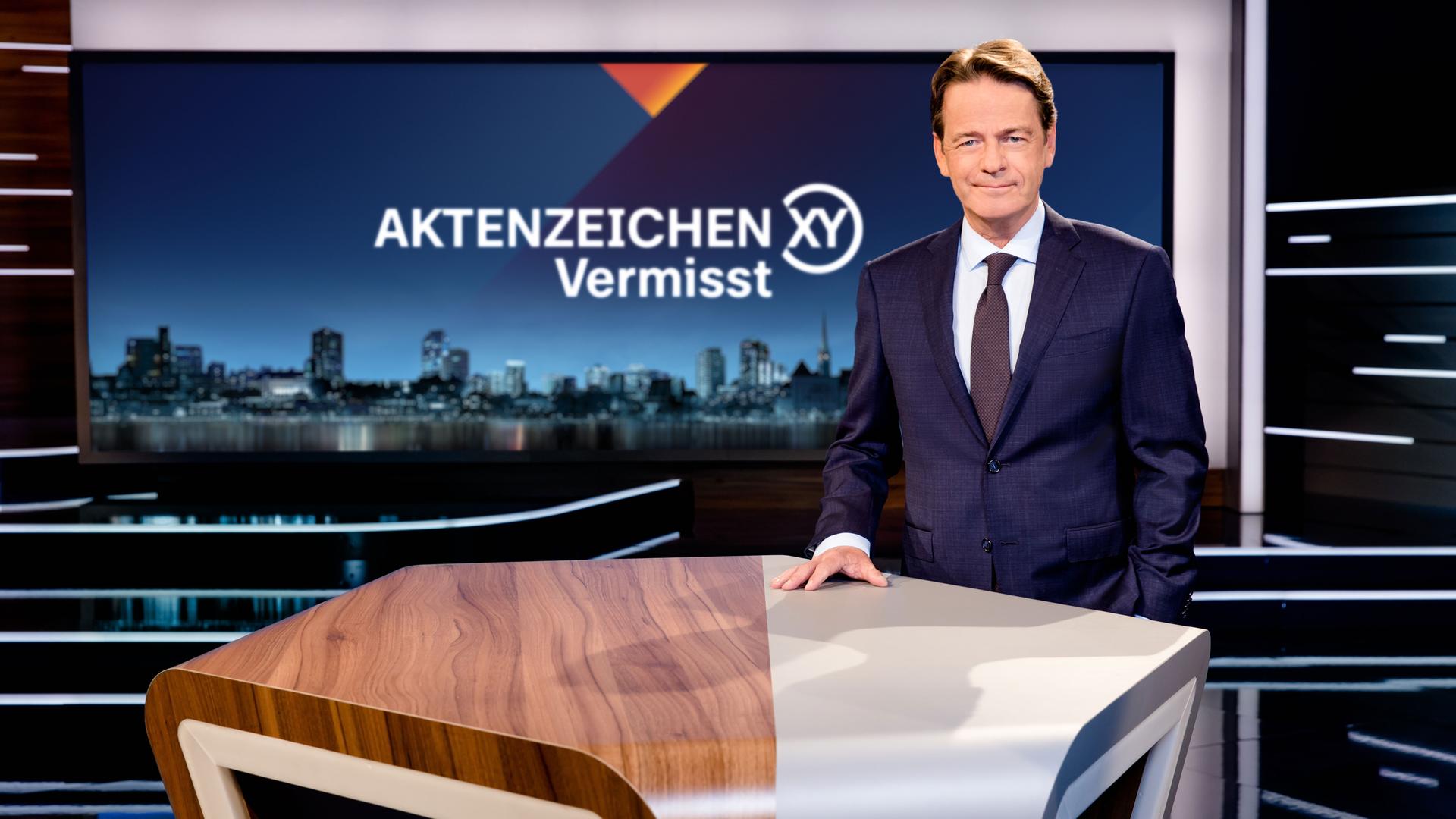 "Aktenzeichen XY... Vermisst": Rudi Cerne steht im Studio.