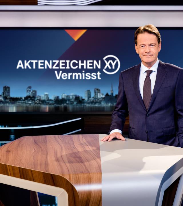 "Aktenzeichen XY... Vermisst": Rudi Cerne steht im Studio.