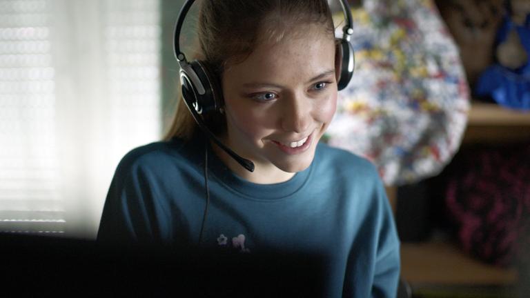 XY-Szenenfoto: Beim Cybergrooming suchen erwachsene Täter über das Internet Kontakt zu Kindern und Jugendlichen.