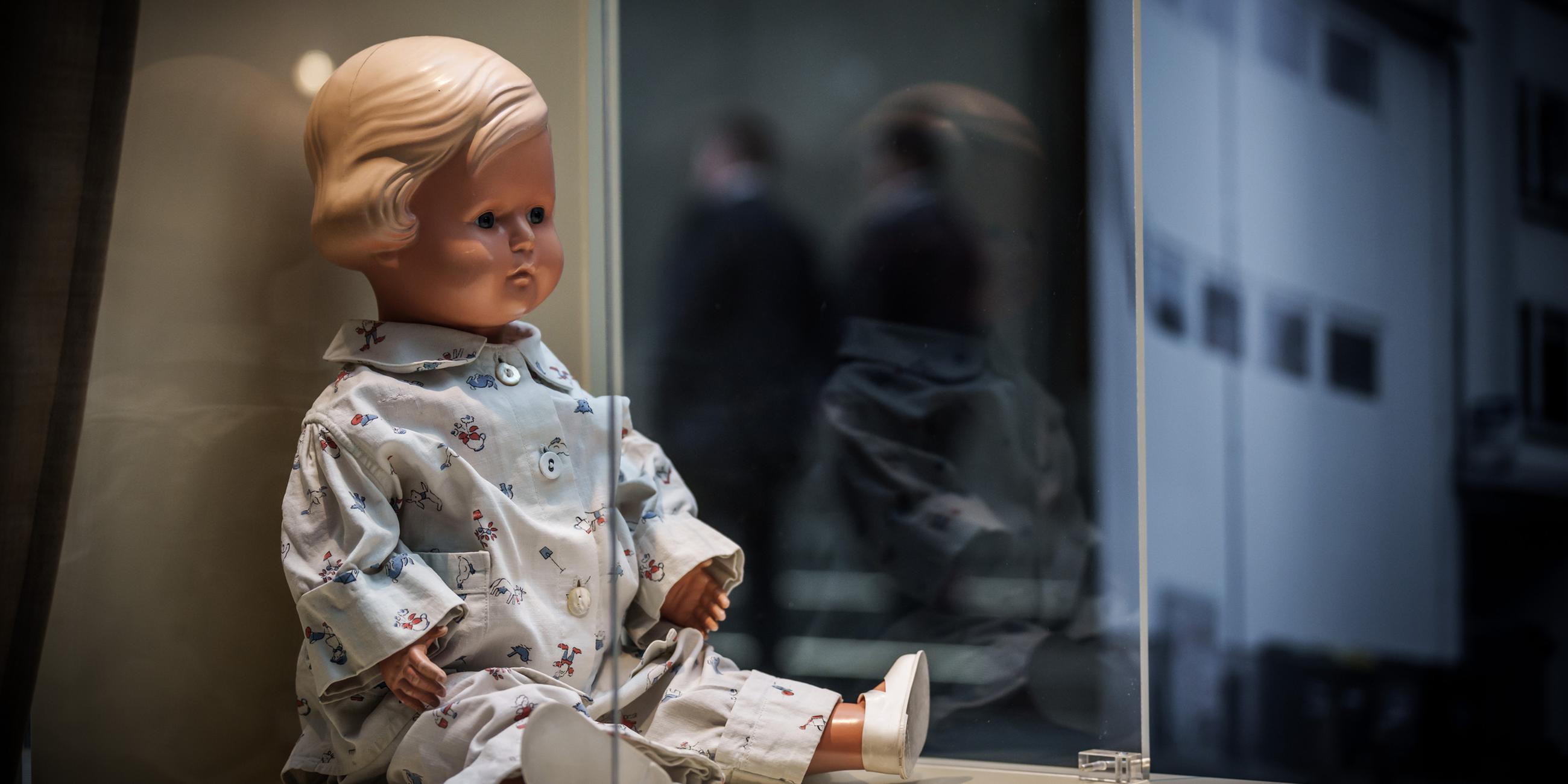 Puppe "Inge" von Lore Stern, bekleidet mit demselben Schlafanzug, den Lore in der Nacht des November-Pogroms trug