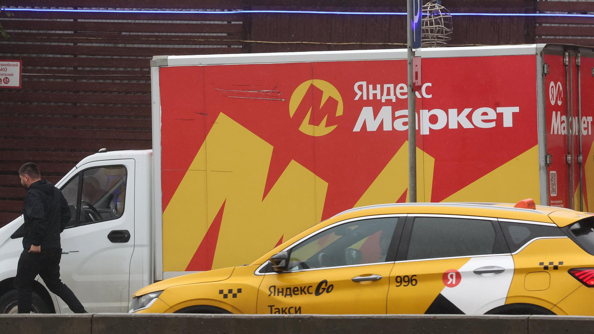 in Lieferwagen des Online-Händlers Yandex Market steht auf einer Straße.