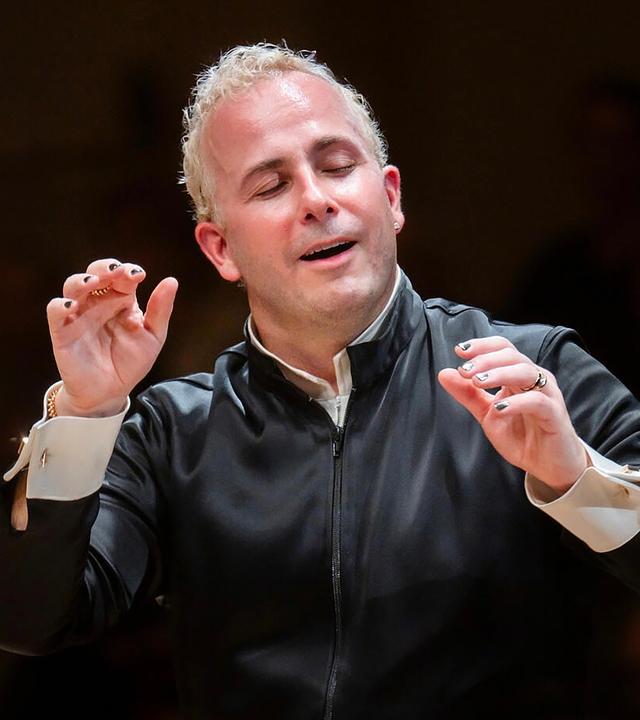 "Neujahrskonzert der Wiener Philharmoniker 2026": Der Dirigent Yannick Nézet-Séguin dirigiert mit beiden erhobenen Armen vor schwarzem Hintergrund. Er dirigiert nur mit den Händen und hat die Augen, wie beseelt, geschlossen.