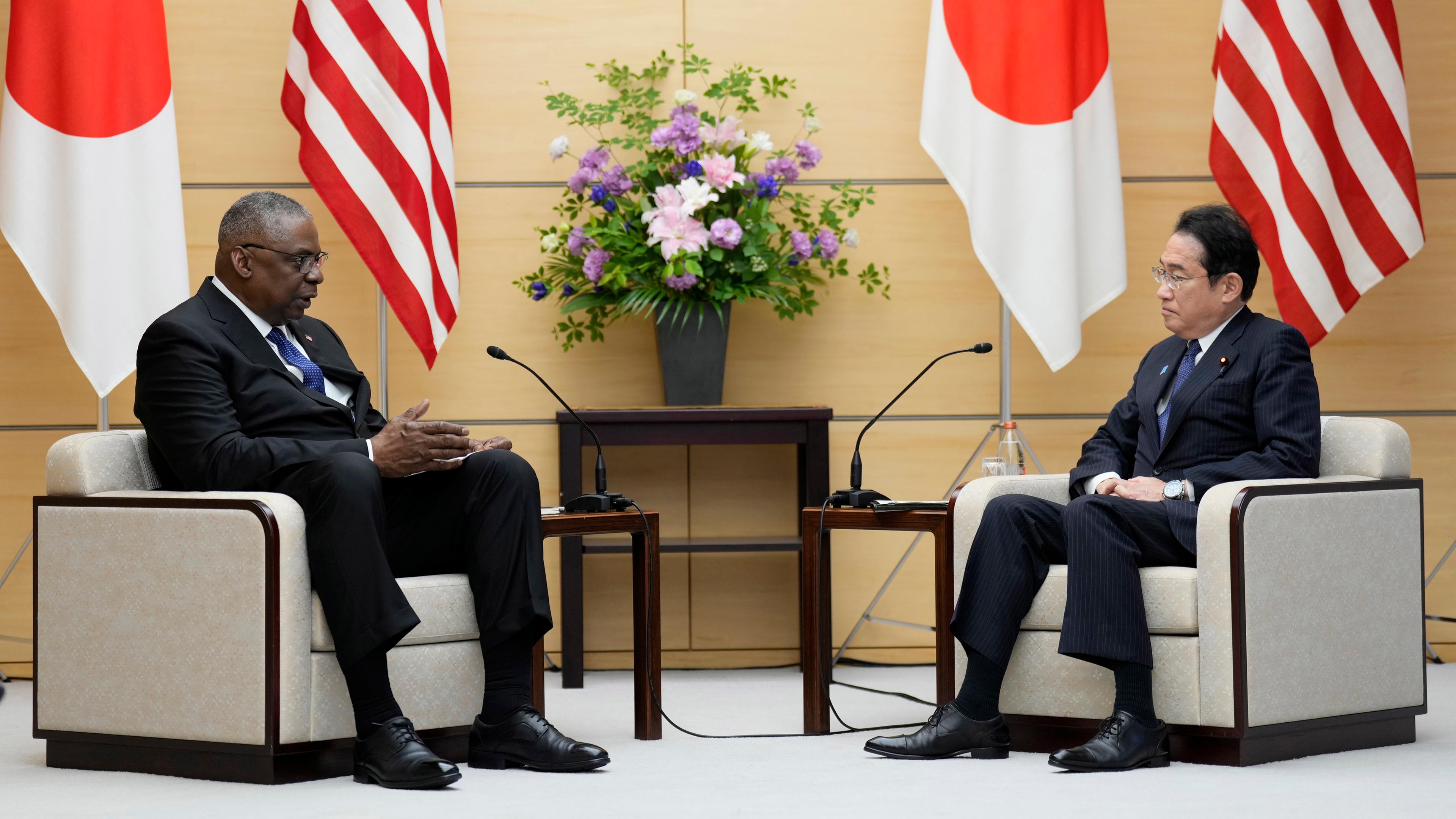 Japans Verteidigungsminister Yasukazu Hamada (r) und US-Verteidigungsminister Lloyd Austin