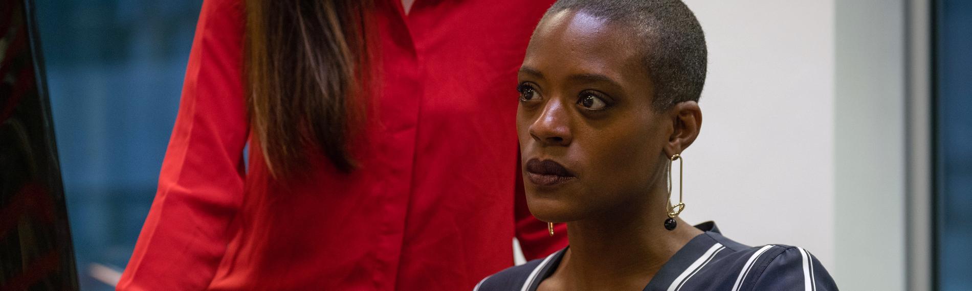 Years and Years: Celeste Bisme-Lyons (T’Nia Miller) sitzt vor einem Computer und schaut wütend auf den Bildschirm.