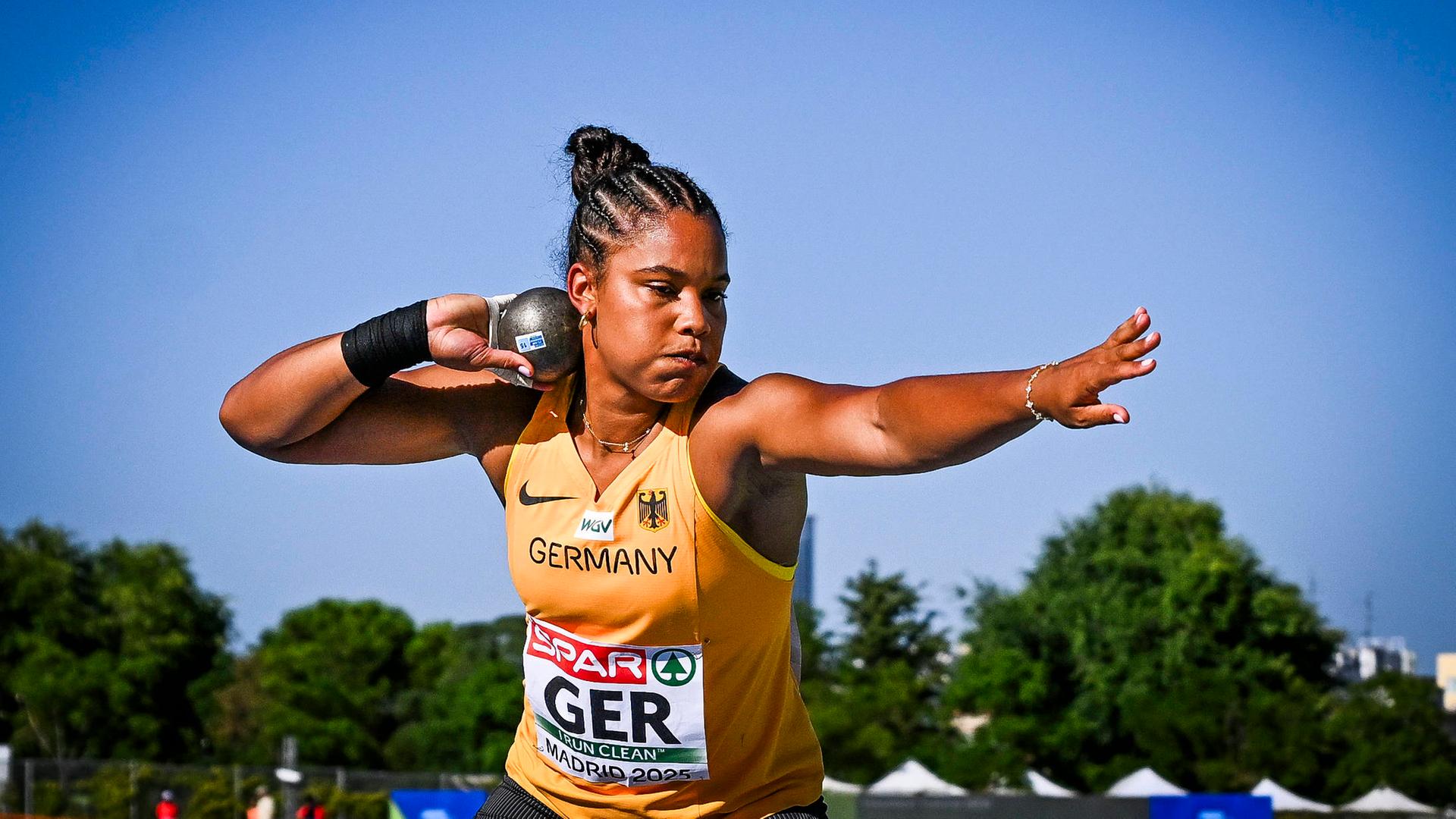 Kugelstoßerin Yemisi Ogunleye bei der Team-EM in Madrid in Aktion