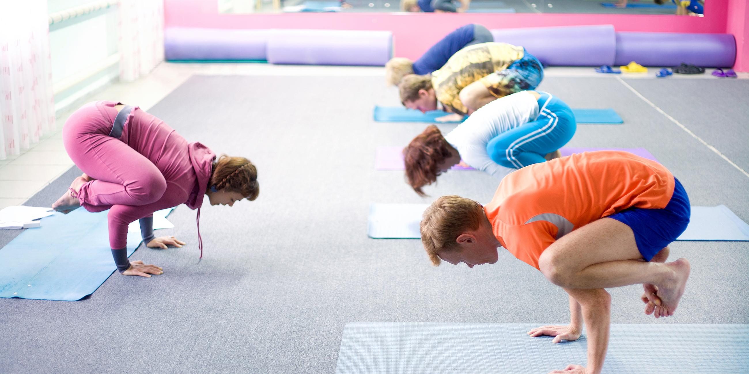 Übungen einer Yogaklasse in einem Health Club
