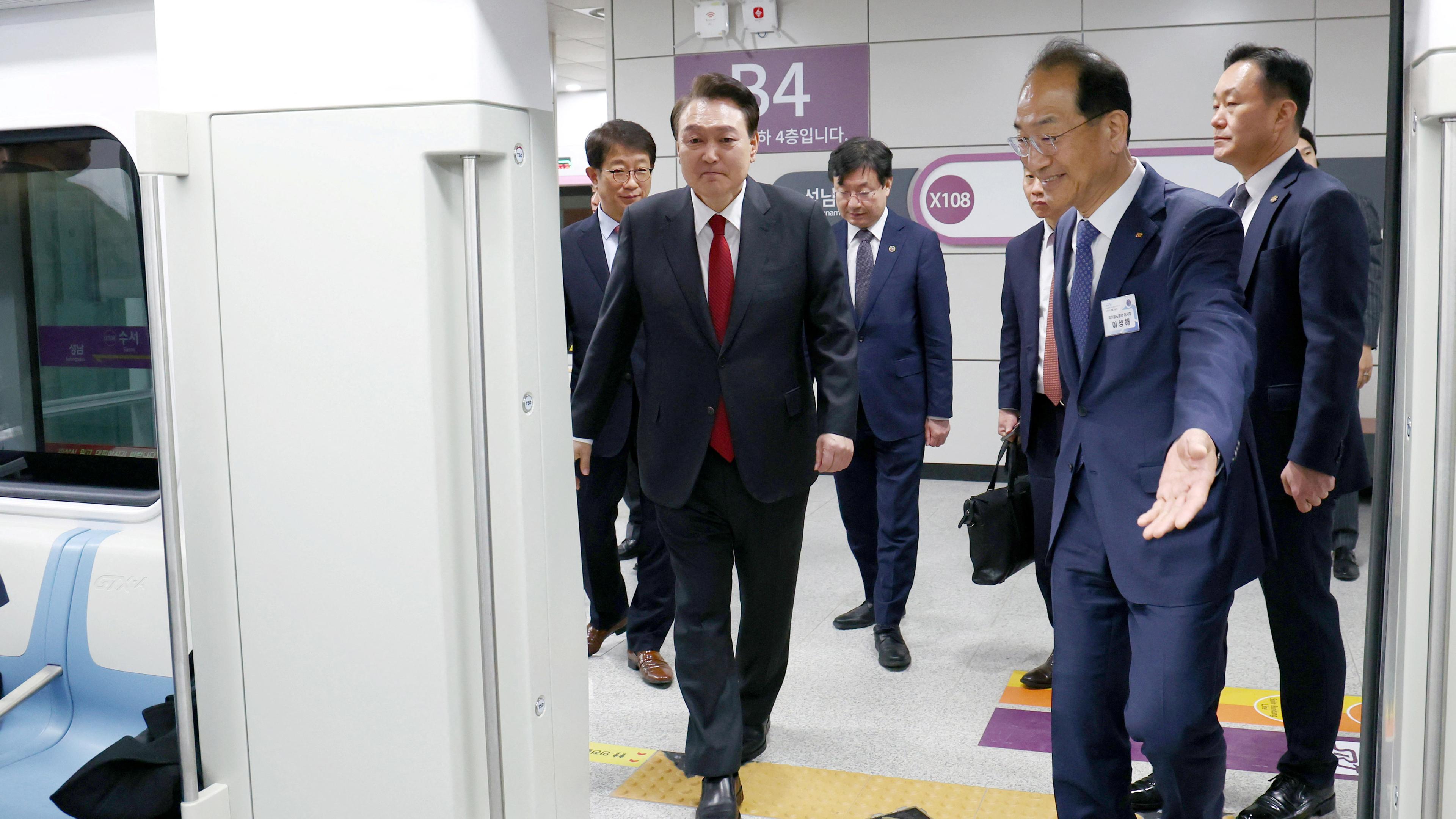 Der südkoreanische Präsident Yoon Suk Yeol steigt nach einer Eröffnungsfeier des GTX-A in Seoul, Südkorea, am 29.03.2024 in einen Zug.