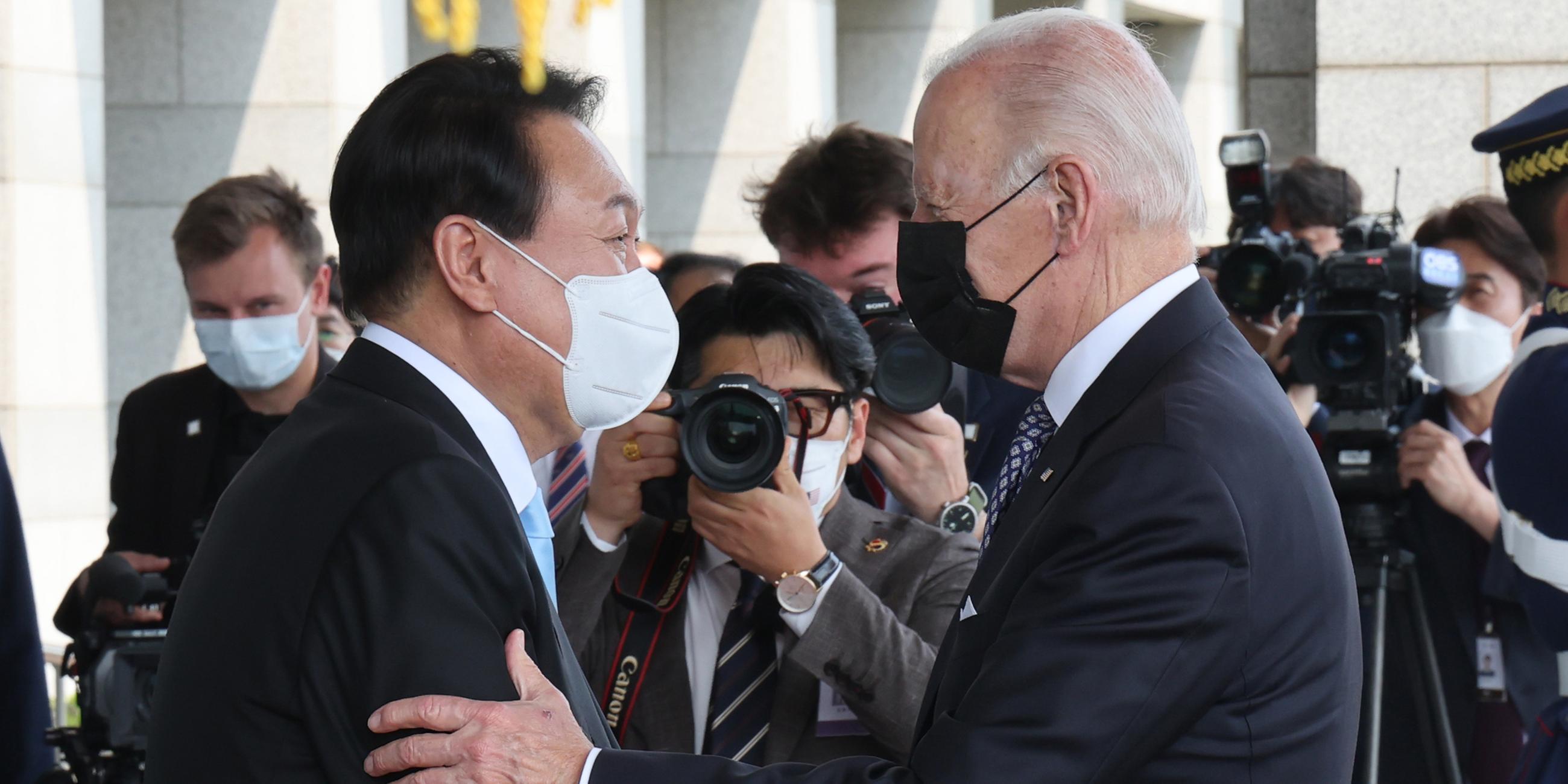 Yoon Suk Yeol und Joe Biden am 21.05.2022 in Seoul