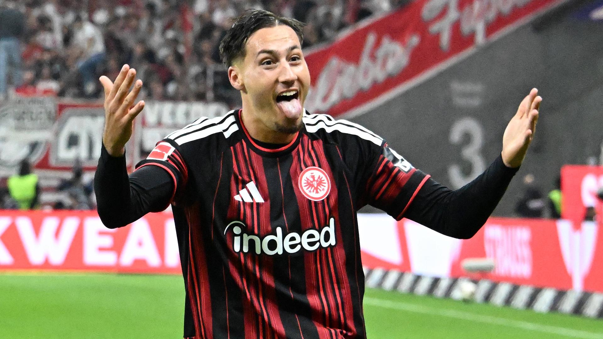 Eintracht Frankfurts Stürmer Younes Ebnoutalib jubelt nach seinem Treffer zum 1:0 gegen den 1. FC Köln
