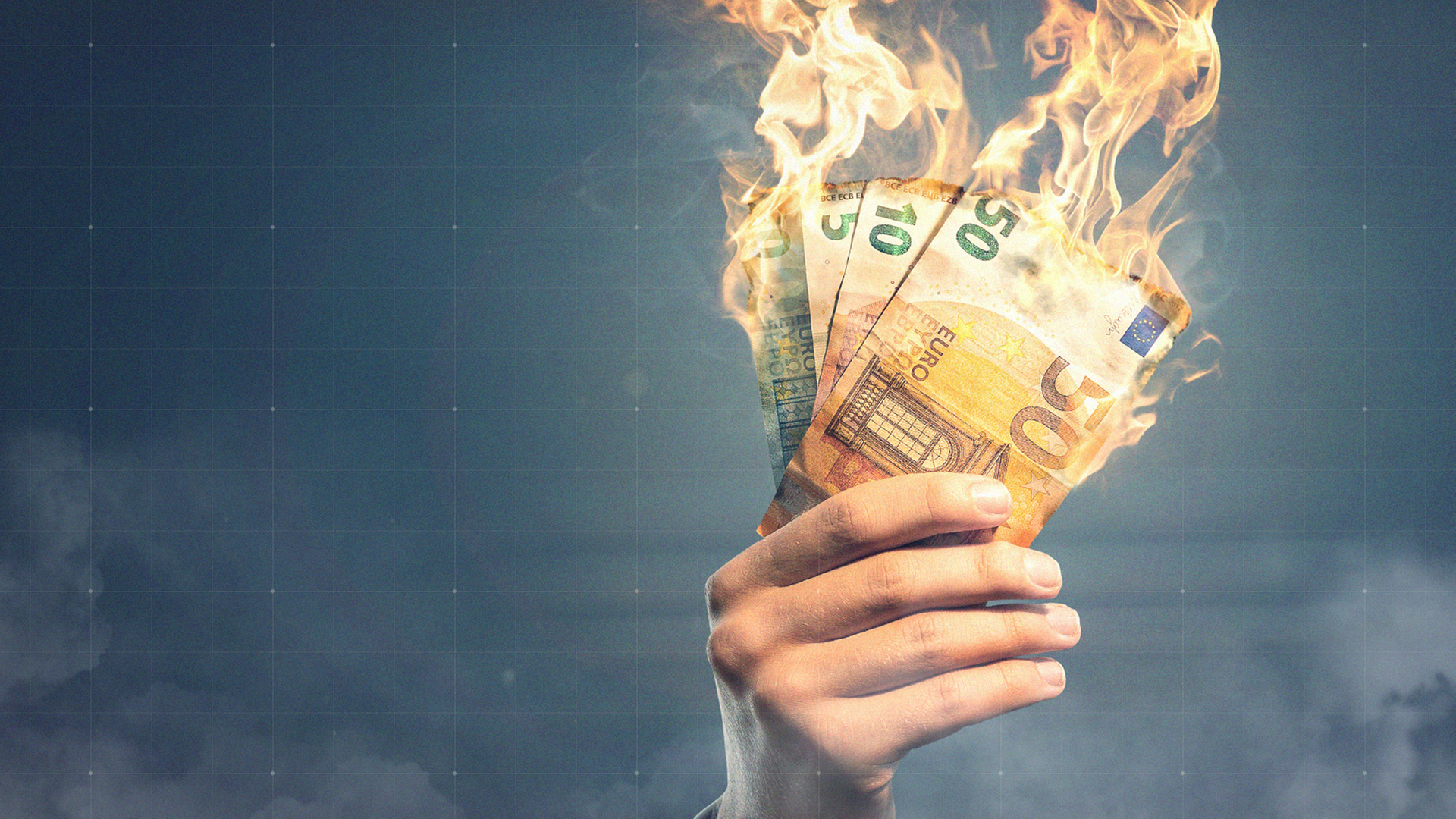 Collage: Hand hält brennende Euro-Geldscheine hoch