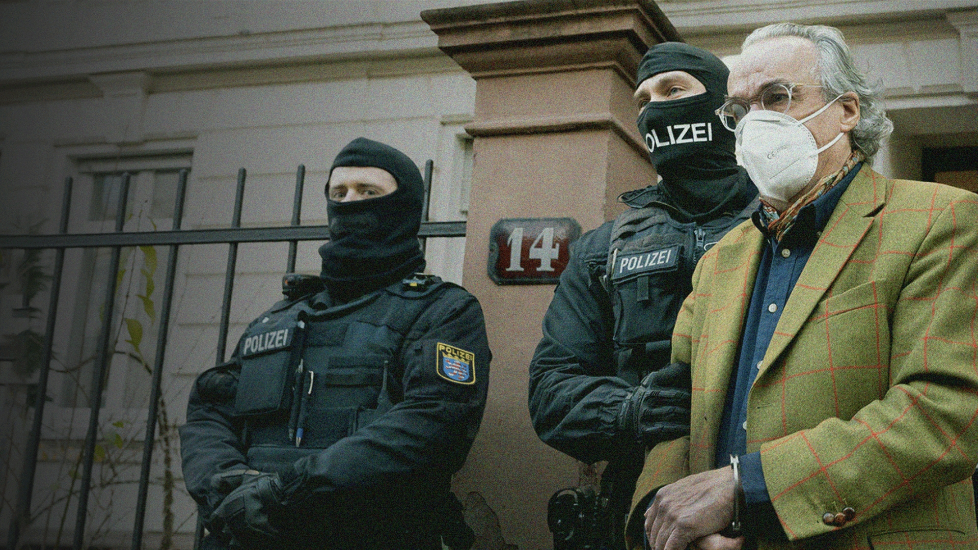 Der Reichsbürger Heinrich XIII. Prinz Reuß wird nach Razzia gegen Reichsbürger vor seinem Wohnhaus von Polizisten in Handschellen abgeführt.