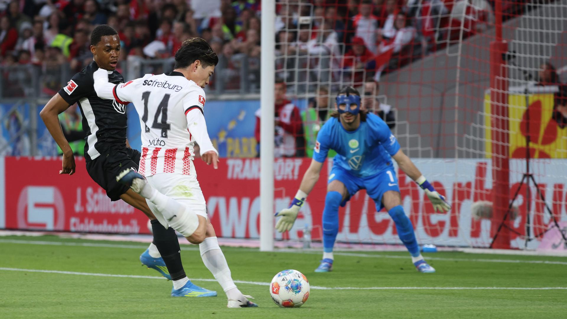 Der Freiburger Mittelfeldspieler Yuito Suzuki schießt in der Bundesligapartie gegen den VfL Wolfsburg auf das gegnerische Tor