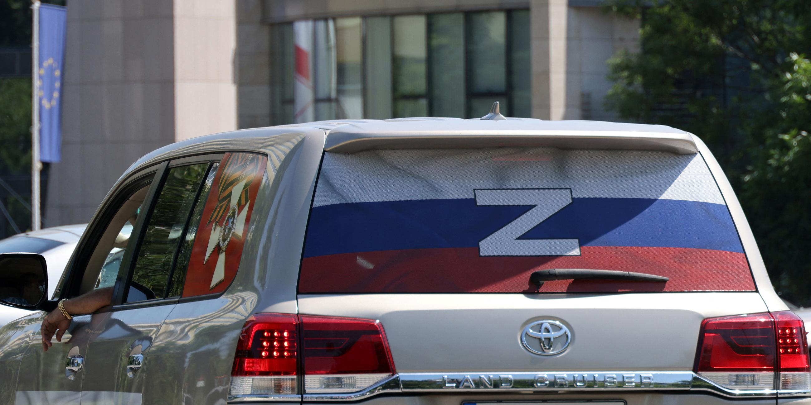 Bulgarien, Sofia: Das Z-Symbol und die russische Flagge an der Heckscheibe eines Autos.