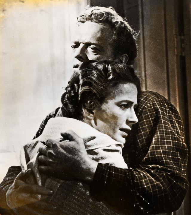 Alice Evans (Leora Dana), mit flehendem Gesichtsausdruck, und Dan Evans (Van Heflin) umarmen sich.