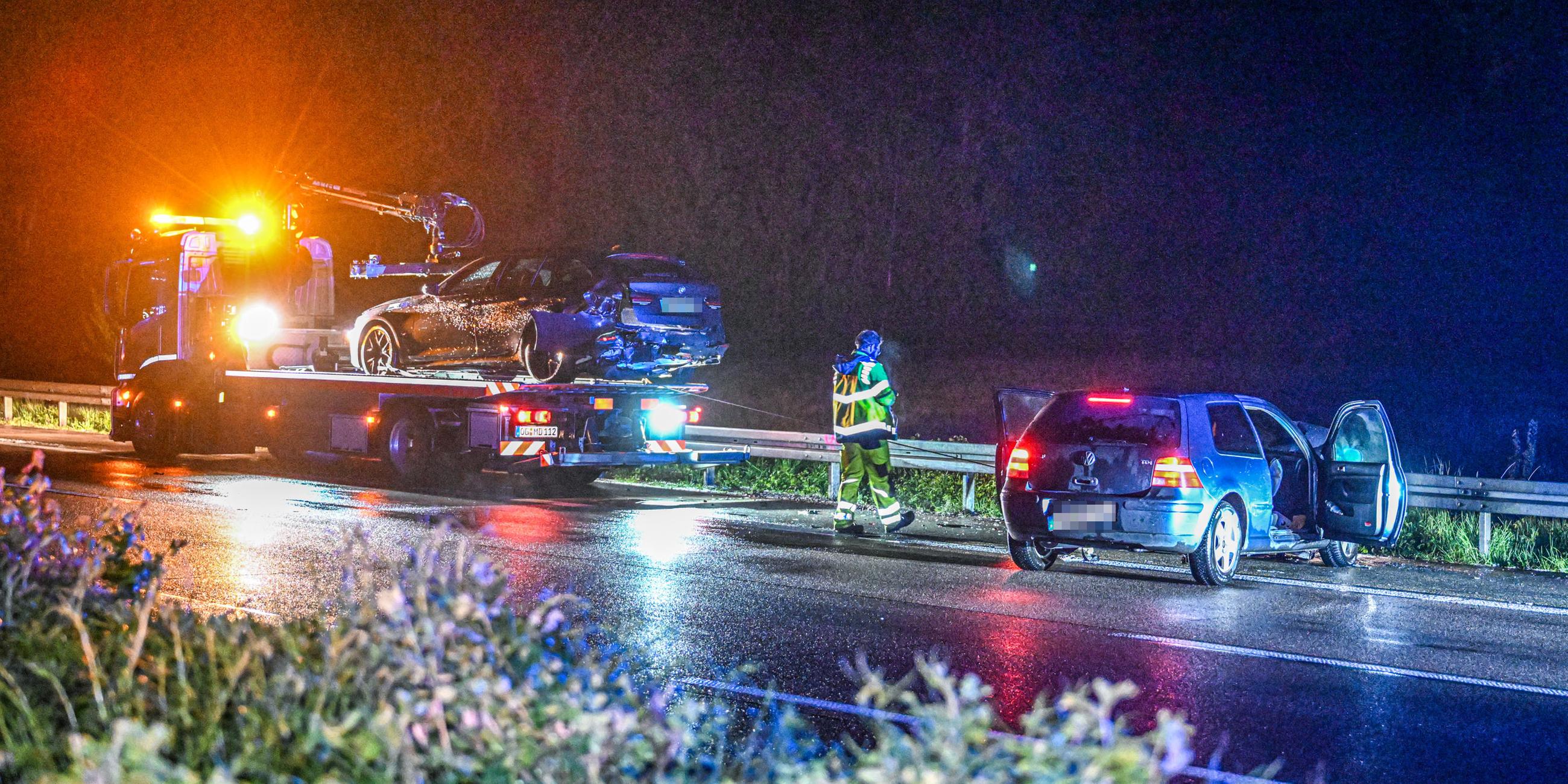  Zwei Unfallwagen werden am späten Abend auf der Autobahn 5 zwischen Achern und Appenweier durch ein Abschleppunternehmen geborgen.