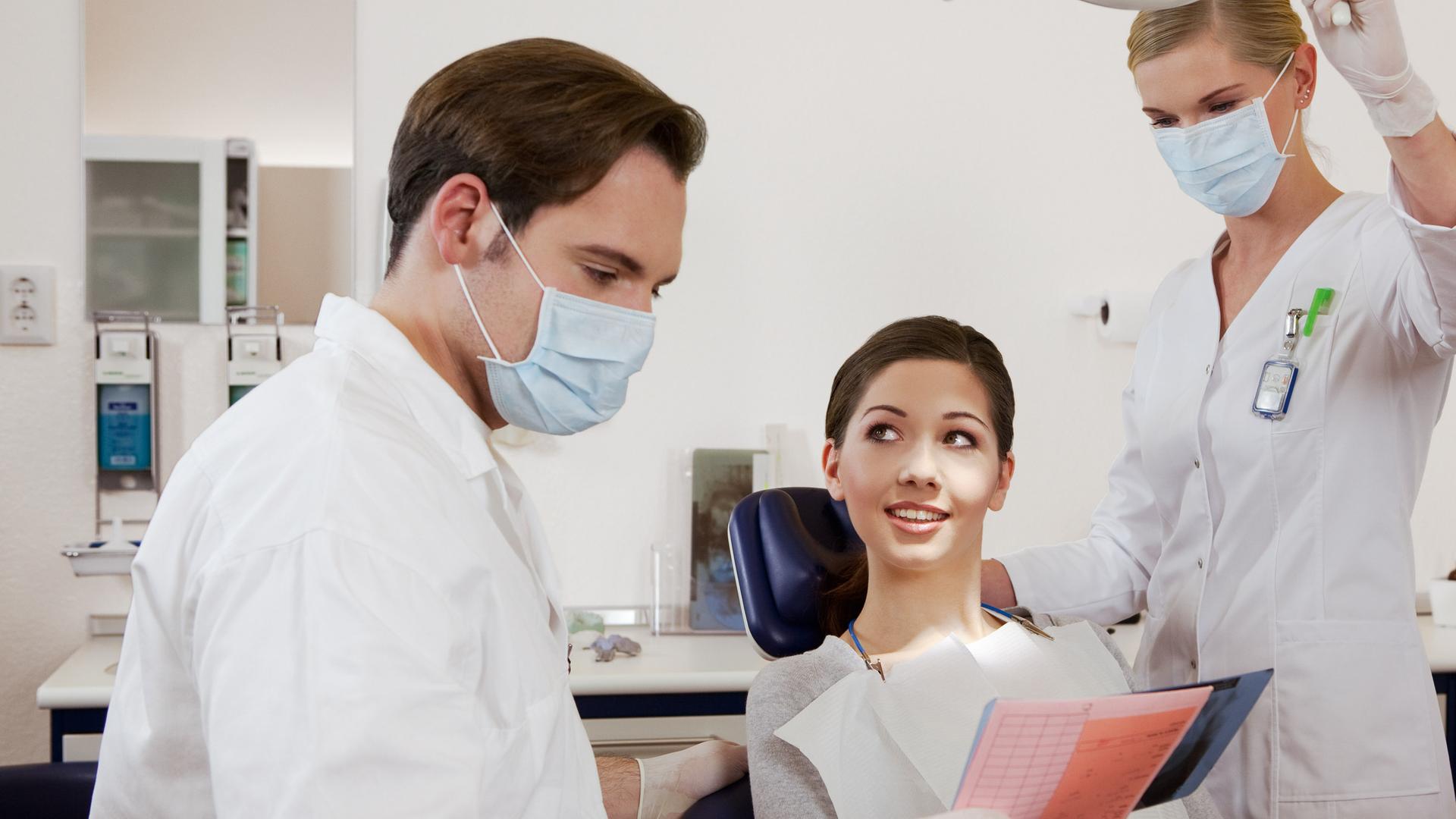 Zahnart mit Patientin