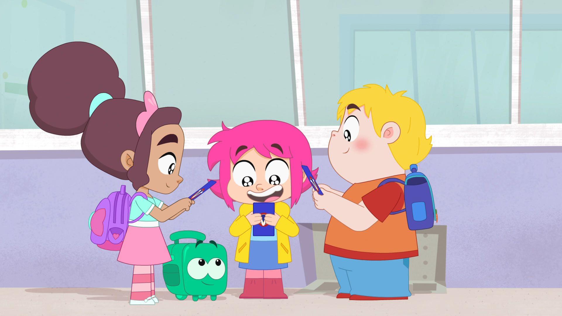 Nadine, Rebecca und Francois stehen beieinander und betrachten ihre Spielkarten. Ernest steht als Rucksack getarnt auf dem Boden.