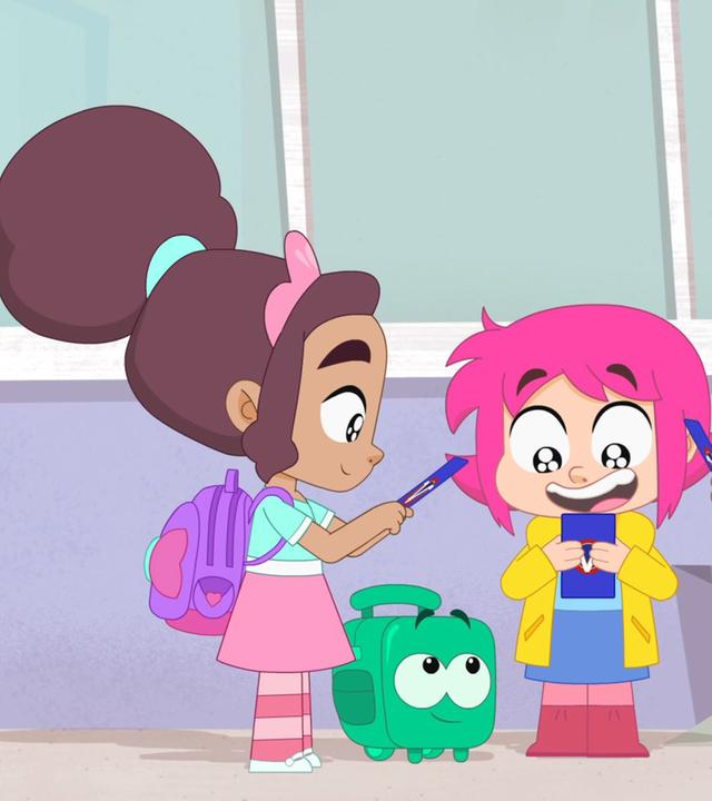 Nadine, Rebecca und Francois stehen beieinander und betrachten ihre Spielkarten. Ernest steht als Rucksack getarnt auf dem Boden.