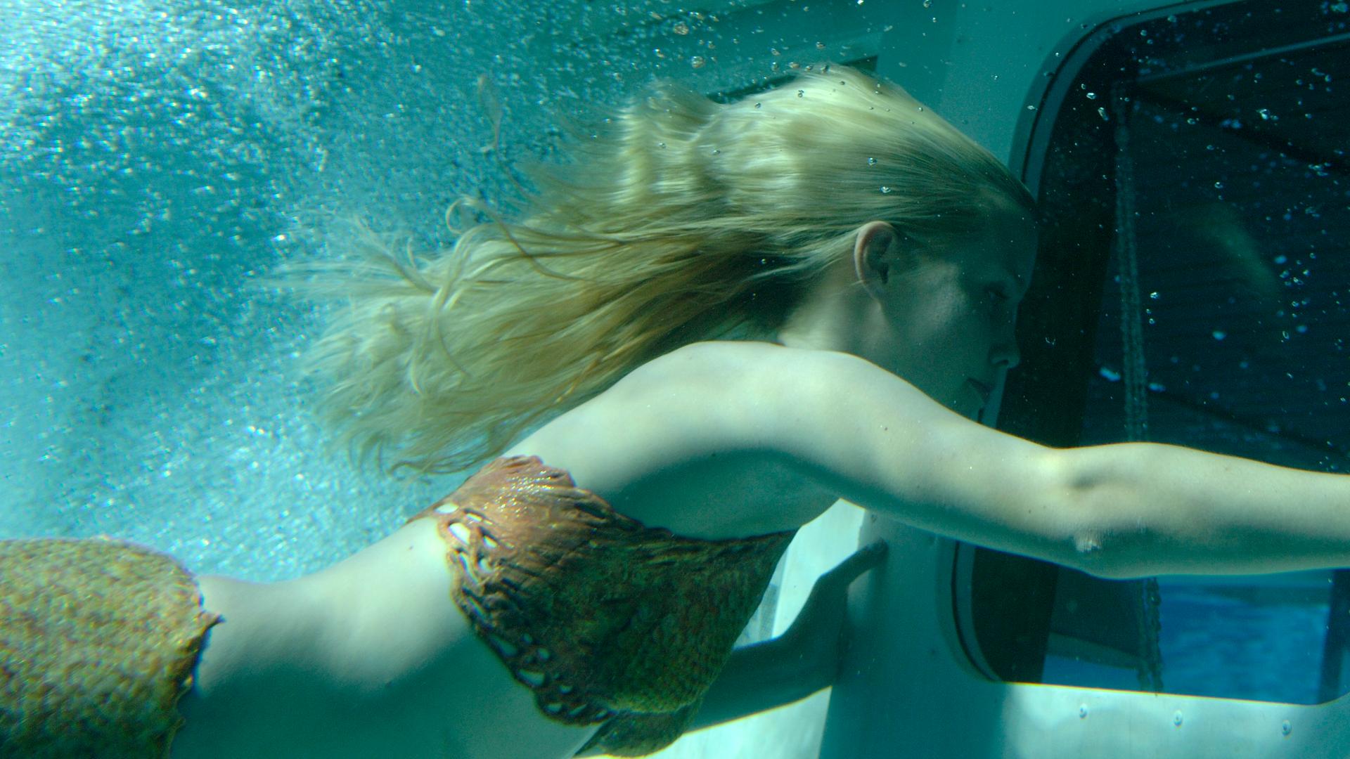 Emma erkundet das Boot von Miss Catham unter Wasser.