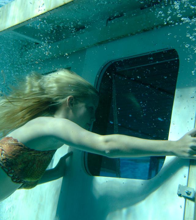 Emma erkundet das Boot von Miss Catham unter Wasser.