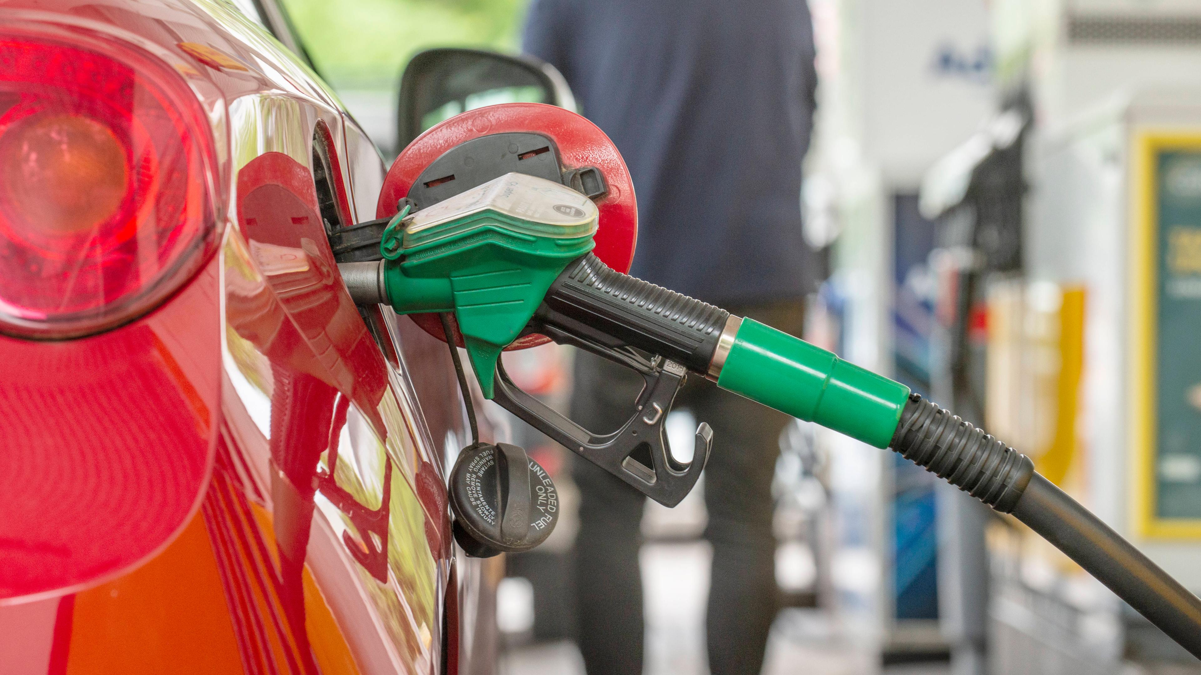 Zapfpistole in der Tanköffnung