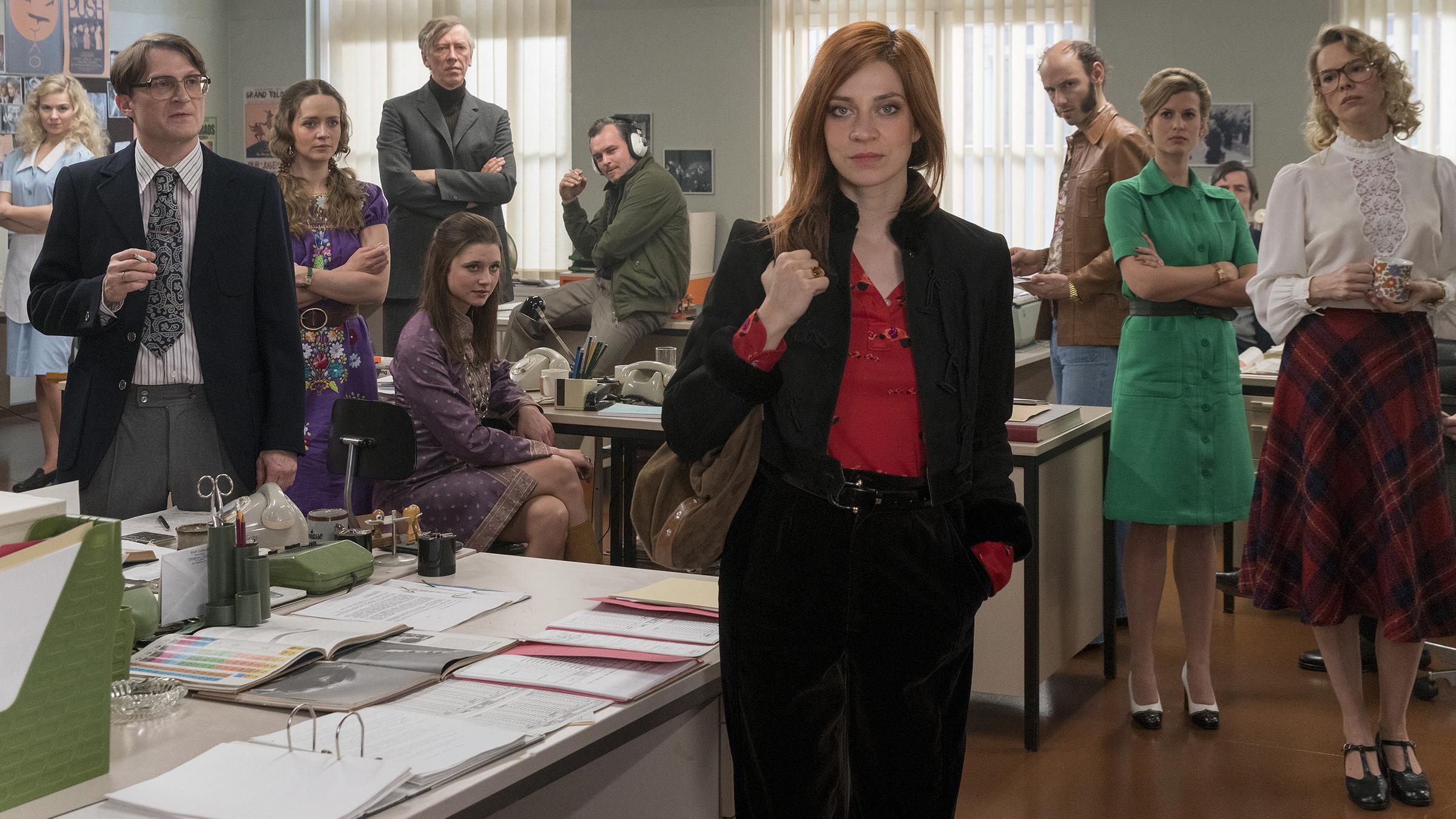 Als erste weibliche Chefin hat Zarah Wolf (Claudia Eisinger, vorne) keinen leichten Start in der „Relevant“-Redaktion.