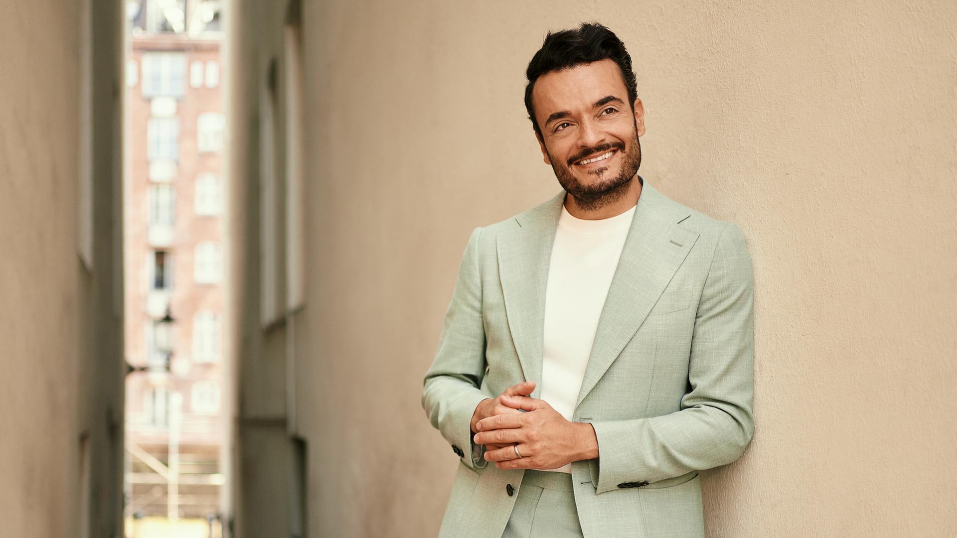 Giovanni Zarrella in einem hellen Anzug