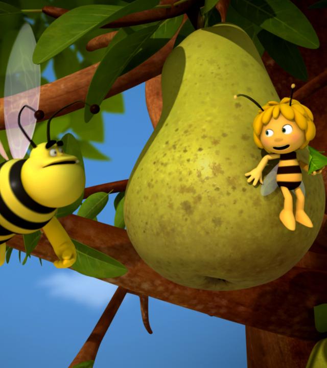 Maja versteckt sich hinter der Birne vor einer Wespe.