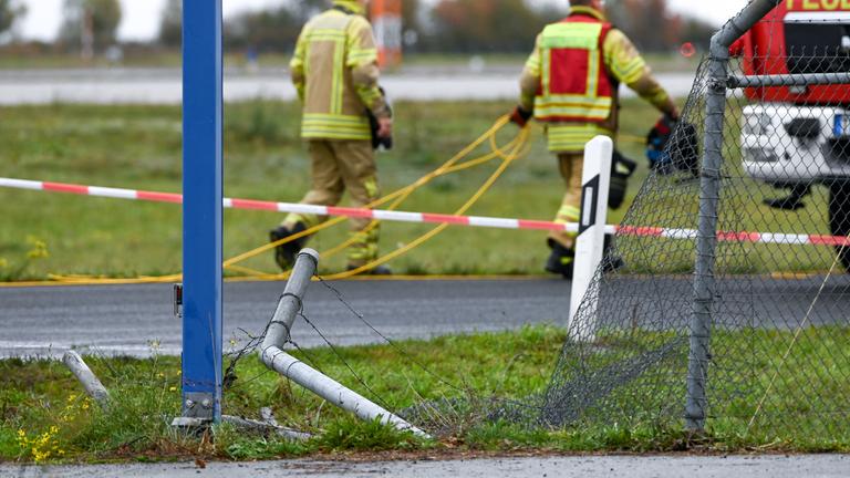 18.10.2026, Sachsen, Schkeuditz: Das durchbrochene Zaunelement an der Zufahrt zum Flugplatzgelände ist zu sehen.