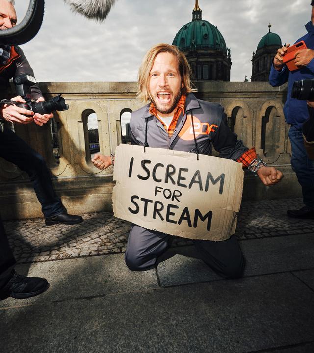 Seabstian Ströbel demonstriert für den Stream