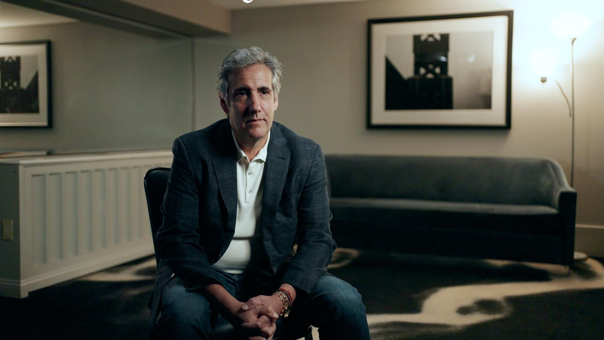 "Die Trump-Connection: Das Geschäft mit der Macht": Michael Cohen sitzt in einem Raum.