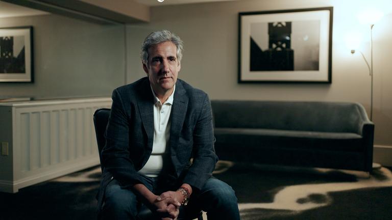 "Die Trump-Connection: Das Geschäft mit der Macht": Michael Cohen sitzt in einem Raum.