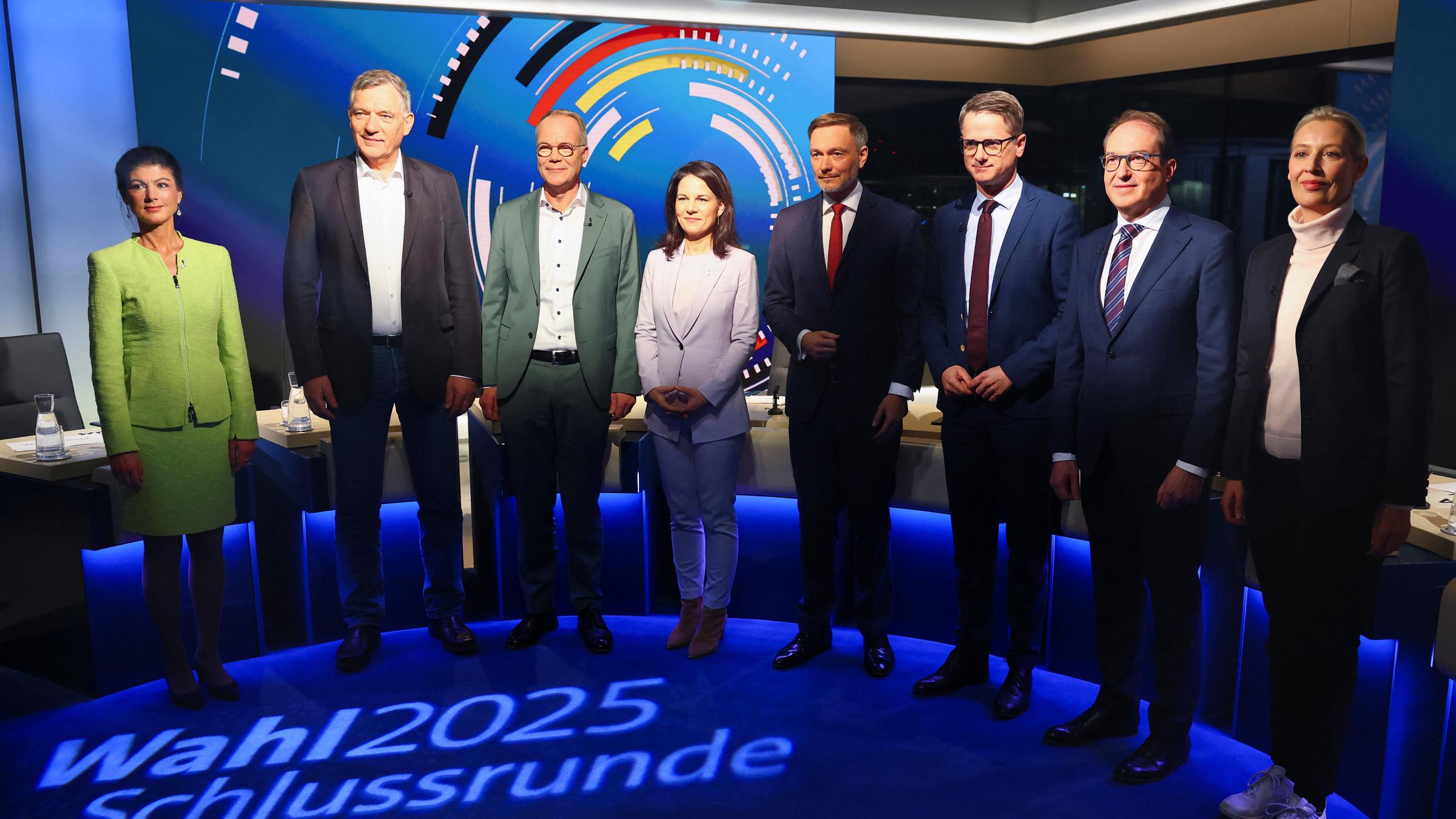 Sahra Wagenknecht (l-r), Parteivorsitzende des BSW, Jan van Aken, Bundesvorsitzender der Partei Die Linke, Matthias Miersch, Generalsekretär der SPD, Annalena Baerbock (Bündnis 90/Die Grünen), Außenministerin, Christian Lindner, Bundesvorsitzender der FDP, Carsten Linnemann, Generalsekretär der CDU, Alexander Dobrindt, CSU-Landesgruppenchef, und Alice Weidel, Bundesvorsitzende und Kanzlerkandidatin der AfD, stehen vor der Fernsehsendung «Schlussrunde» zusammen im Studio.