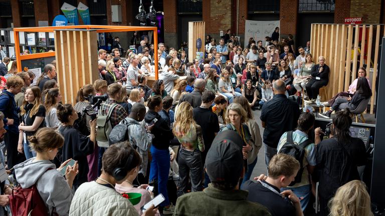Zuschauerinnen ud Zuschauer bei der "ZDF Meet Up Corner", dem ZDF-Stand auf der re:publica 2024