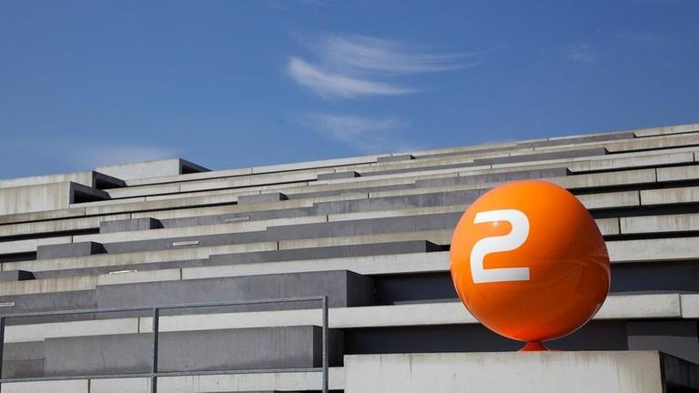 ZDF-Ballchair auf den Treppen des Nachrichtenstudios