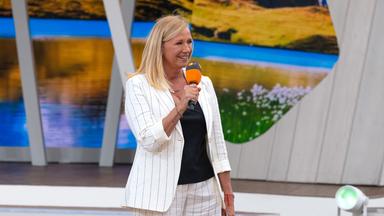 Moderatorin Andrea Kiewel mit Mikrofon während einer Fernsehgarten-Sendung