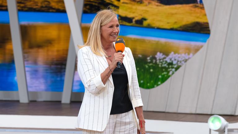 Moderatorin Andrea Kiewel mit Mikrofon während einer Fernsehgarten-Sendung