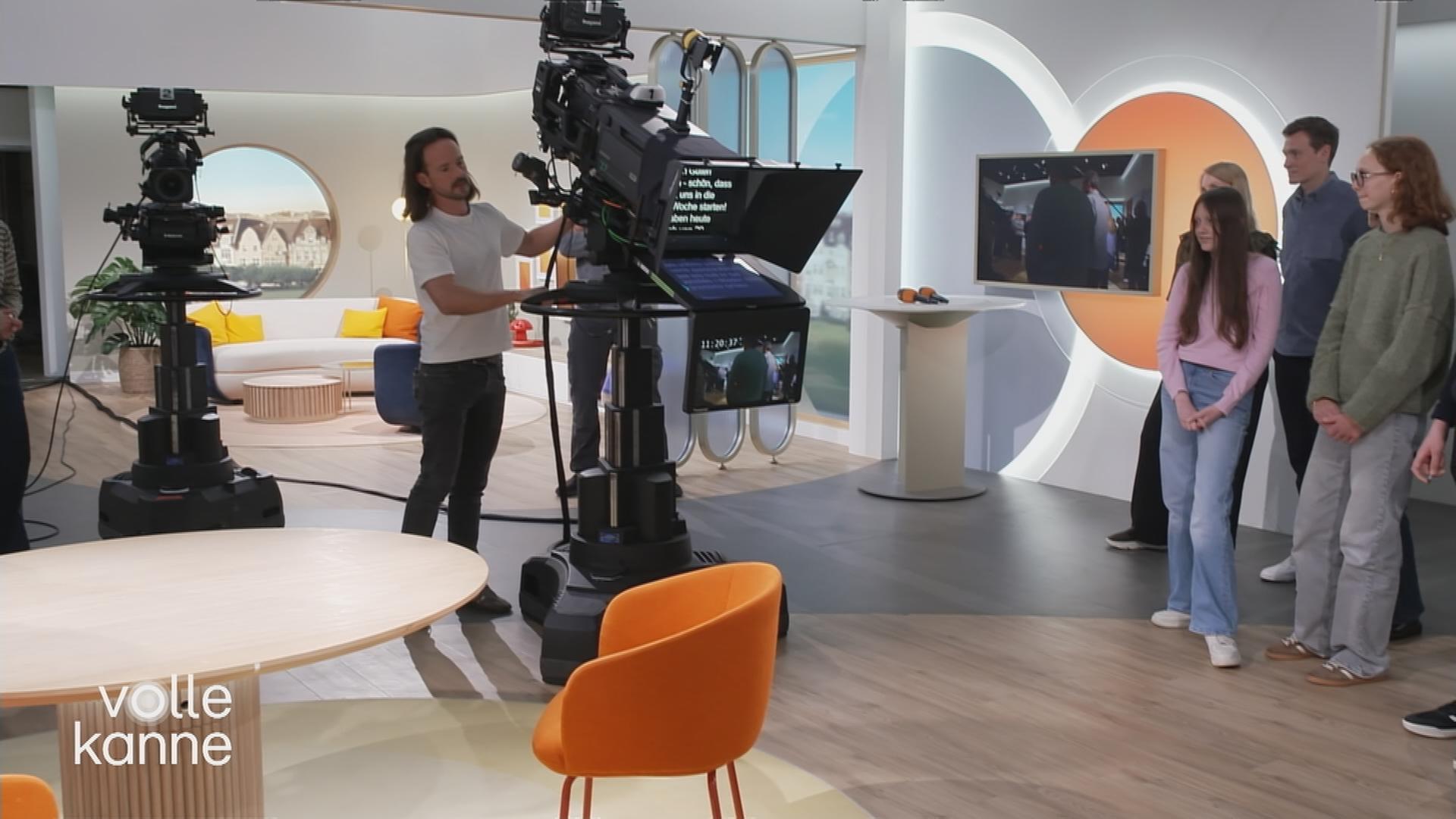 Eine Schülergruppe steht im "Volle Kanne"-Studio.