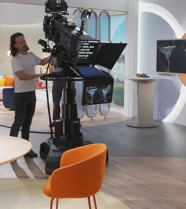 Eine Schülergruppe steht im "Volle Kanne"-Studio.
